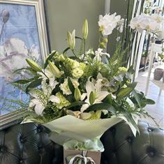 Deluxe White &amp; Green Hand Tied